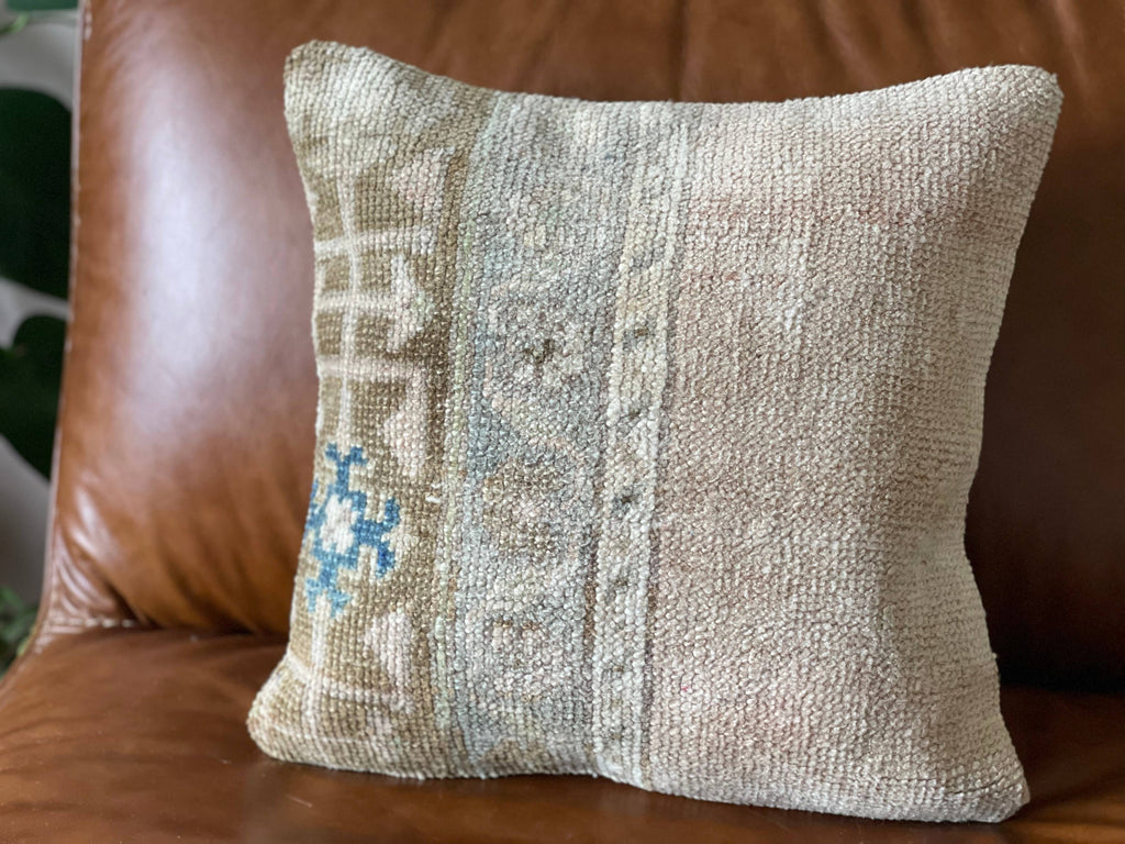 Cicek 16'
Vintage Turkish Rug Pillow