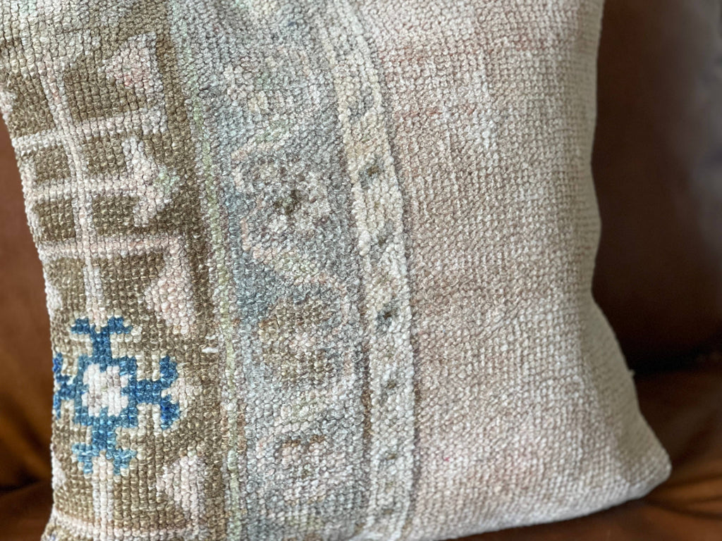 Cicek 16'
Vintage Turkish Rug Pillow