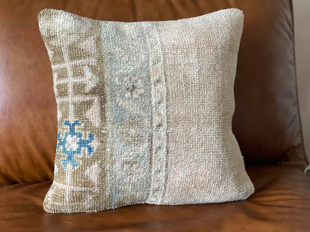 Cicek 16'
Vintage Turkish Rug Pillow
