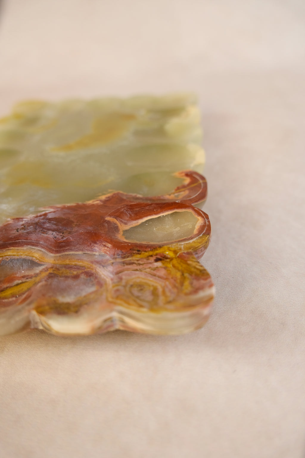 Onyx Pebbled Edge Tray - close-up detail