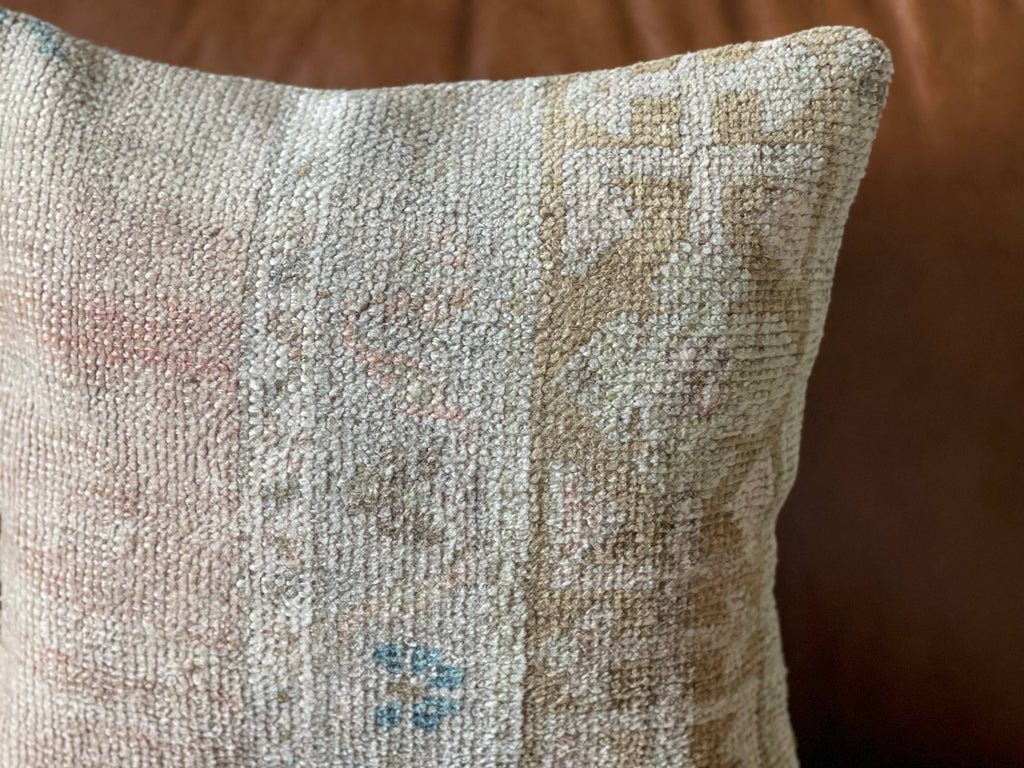 Cicek 16'
Vintage Turkish Rug Pillow