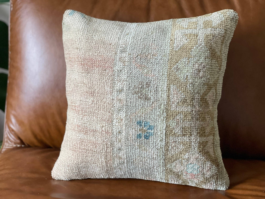Cicek 16'
Vintage Turkish Rug Pillow